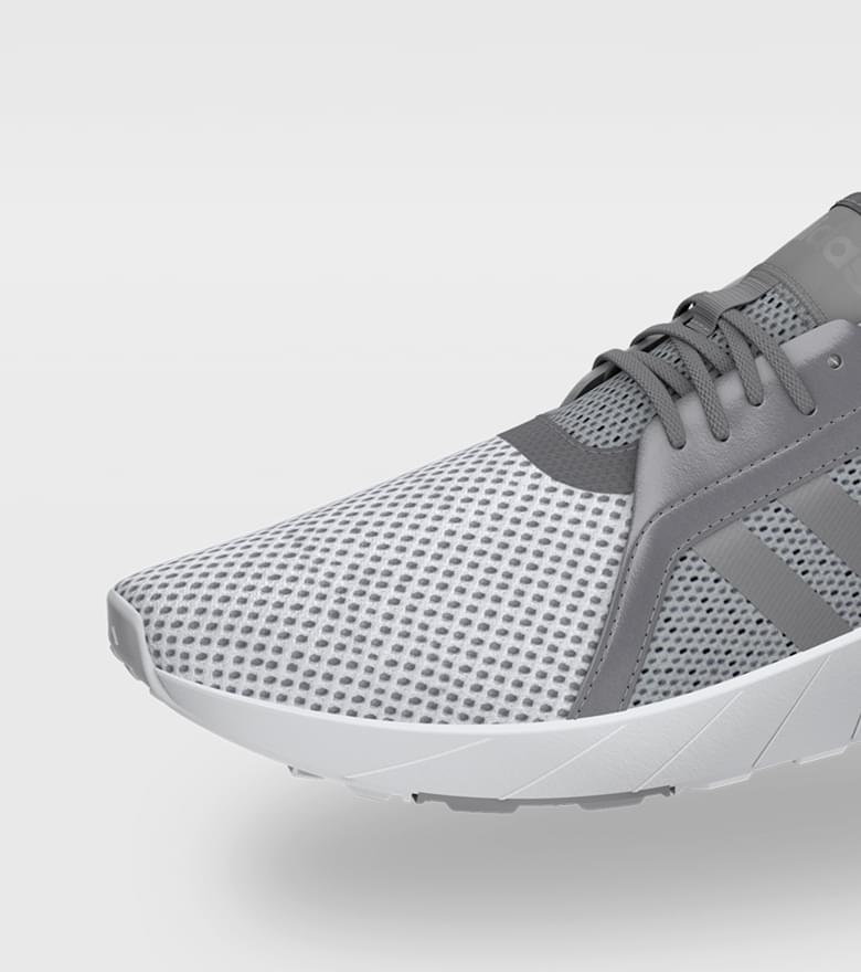 Grauer Adidas Khoe Run Schuhe mit weiß-grauem Mesh-Obermaterial, seitlichen Streifen und weißer Sohle auf weißem Hintergrund.