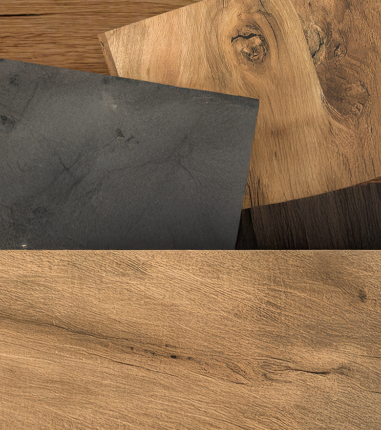 Nahaufnahme von vier Holz- und Steindekorplatten in verschiedenen Farb- und Strukturvarianten auf Holzuntergrund.