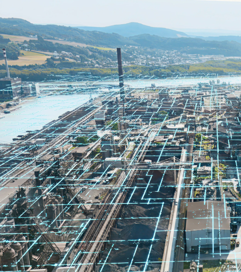 Luftaufnahme eines industriellen Stahlwerks mit digitaler Gitterüberlagerung