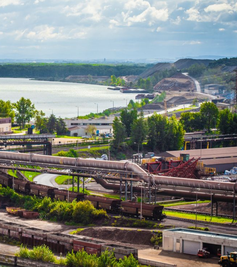 voestalpine Stahlwerk in Linz an der Donau mit Hafenanlage, Bahnverbindung und Förderbändern