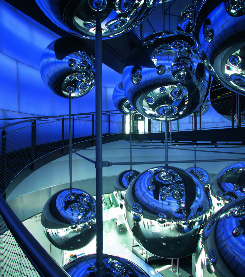 Spiegelnde Metallkugeln und blaue LED-Wände in der modernen Ausstellung voestalpine Stahlwelt