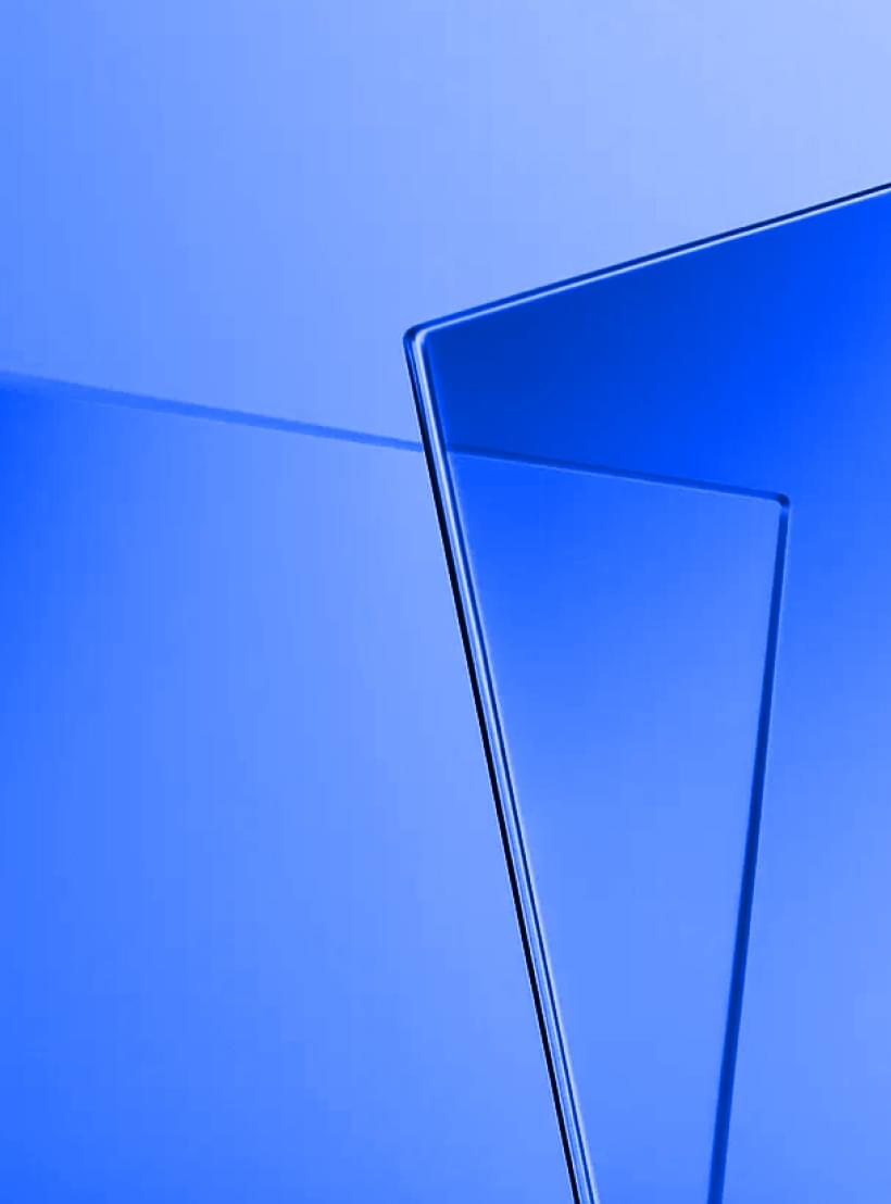 Abstrakte Glasplatten in Blau als visuelle Metapher für digitale Transparenz