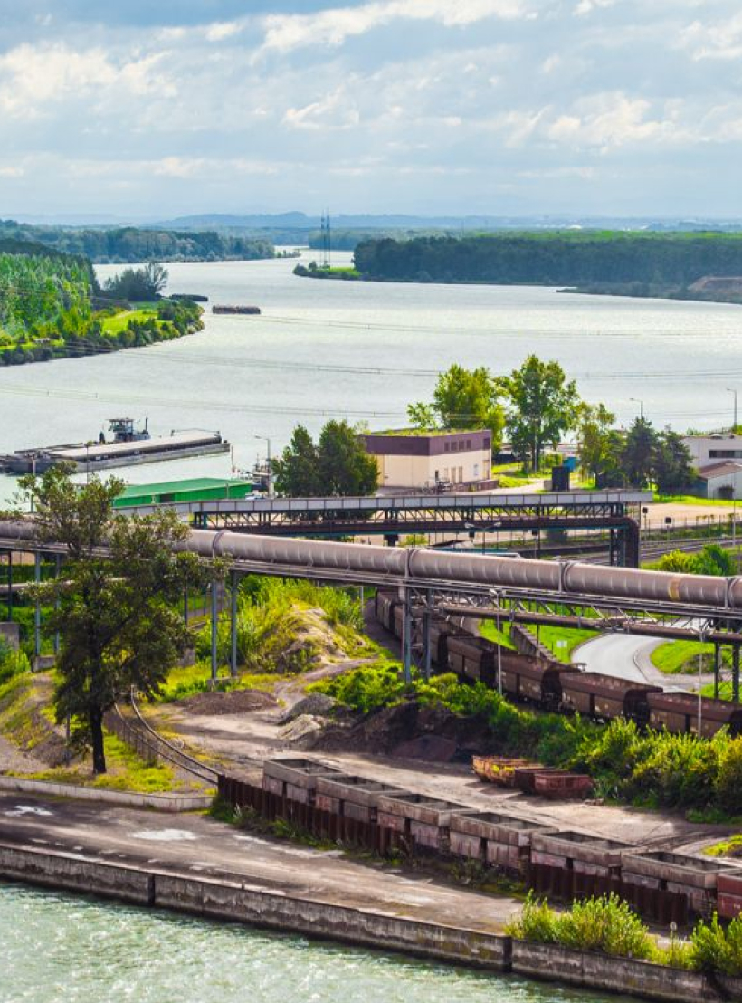 voestalpine Stahlwerk in Linz an der Donau mit Hafenanlage, Bahnverbindung und Förderbändern