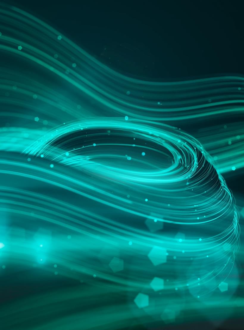 Abstrakte grün-blaue Lichtlinien und Partikel in Wellenform auf dunklem Hintergrund, symbolisieren digitale Dynamik.