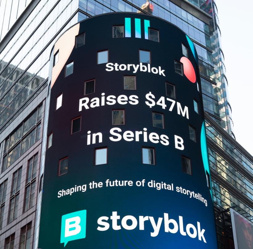 Digitale Anzeige von Storyblok in New York verkündet ein Investment von 47 Millionen US-Dollar.