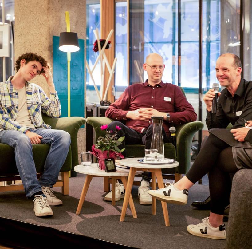 Gegenhuber, Premm, Ortig und Bouchal-Gahleitner diskutieren auf der Couch über KI in der Arbeitswelt.