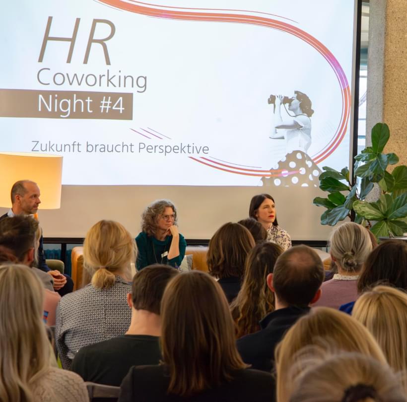 Blick auf das Publikum und die Sprecherinnen der HR Coworking Night #4 mit dem Titel "Zukunft braucht Perspektive".