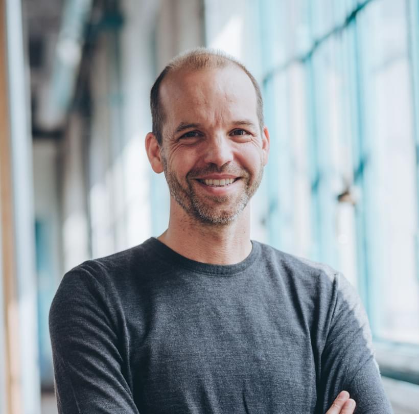Portrait von Netural CEO Albert Ortig vor Fenstern der Tabakfabrik Linz
