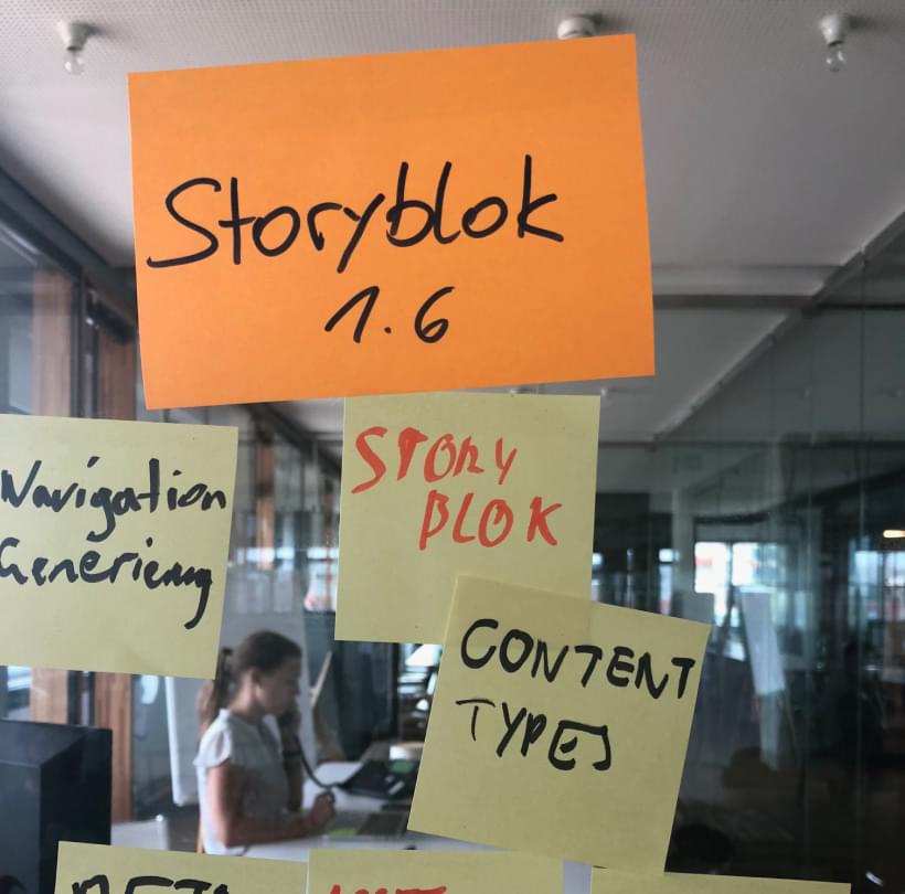 Mehrere Post-Its auf einer Glaswand, auf dem prominentesten steht "Storyblok 1.6".